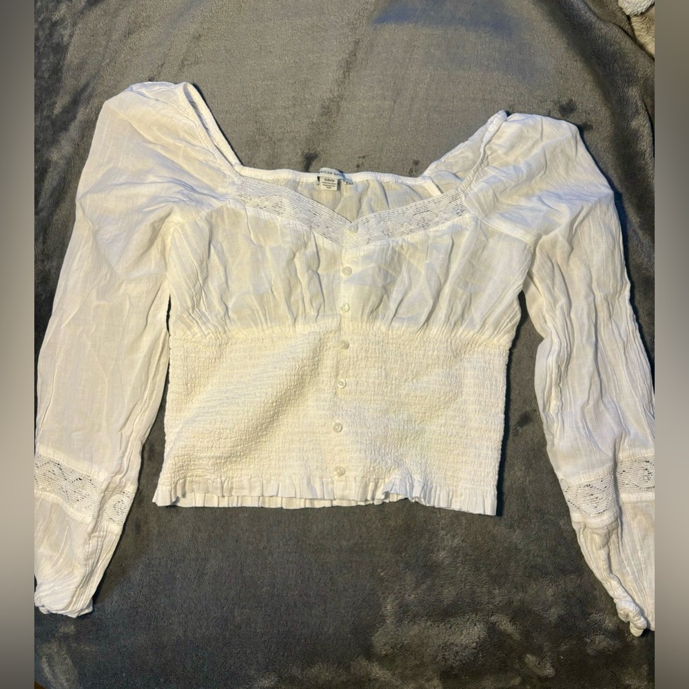 A white american eagle flowy long sleeve with some lace accents🤍
